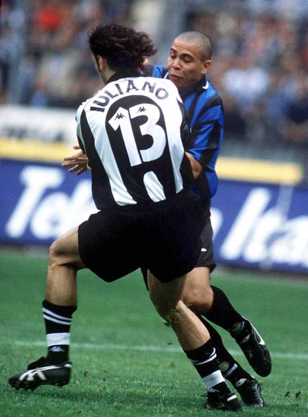 Torino, 26 aprile 1998: Juventus e Inter nello scontro diretto per la lotta scudetto. Nell’immagine il contestato intervento di Iuliano su Ronaldo in area di rigore juventina non punito (Omega)